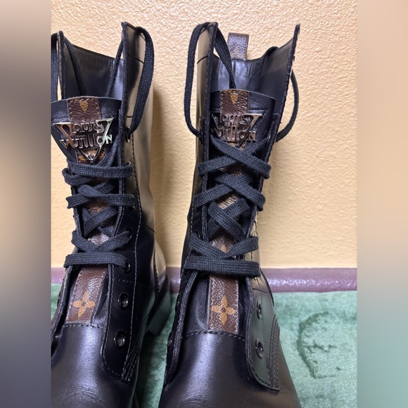 Louis Vuitton
LV Monogram Leather Combat Boots - Picture 5 of 15